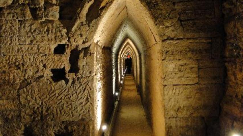 Επένδυση αρχαϊκών χρόνων στο εσωτερικό του Ορύγματος